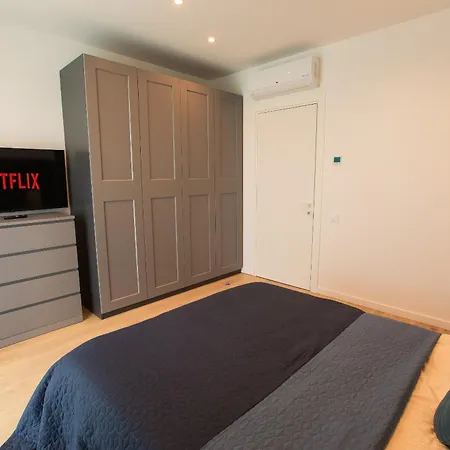 Апартаменты Roots Three - Modern Lakeview *