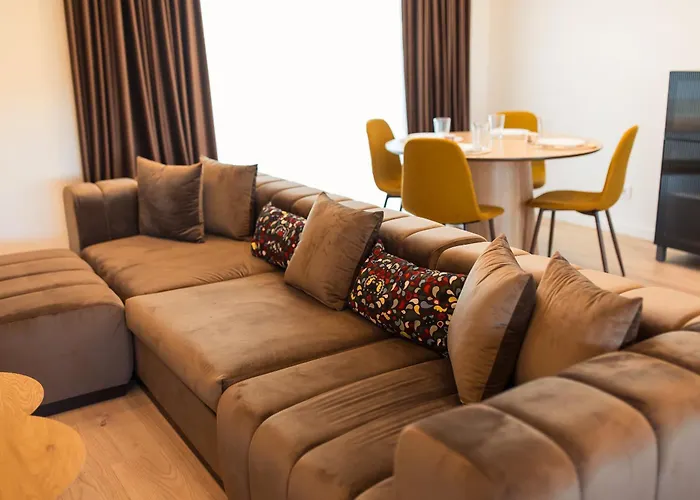 Roots Three - Modern Lakeview Apartment Bukarest