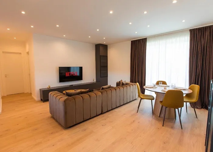 Roots Three - Modern Lakeview Bukarest
