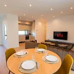 아파트 Roots Three - Modern Lakeview *