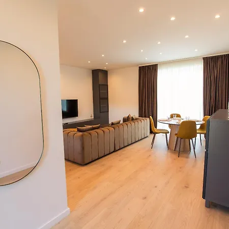 Roots Three - Modern Lakeview Apartment *