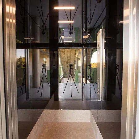 Apartment Roots Three - Modern Lakeview