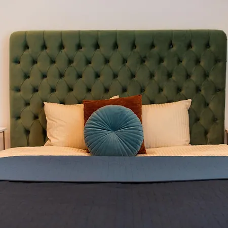 Roots Three - Modern Lakeview Apartment *