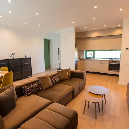 Roots Three - Modern Lakeview Apartment