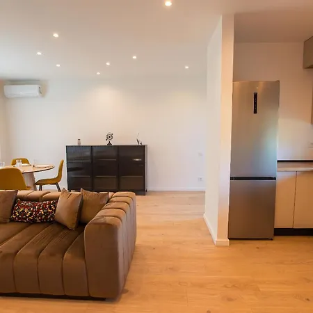 Apartment Roots Three - Modern Lakeview