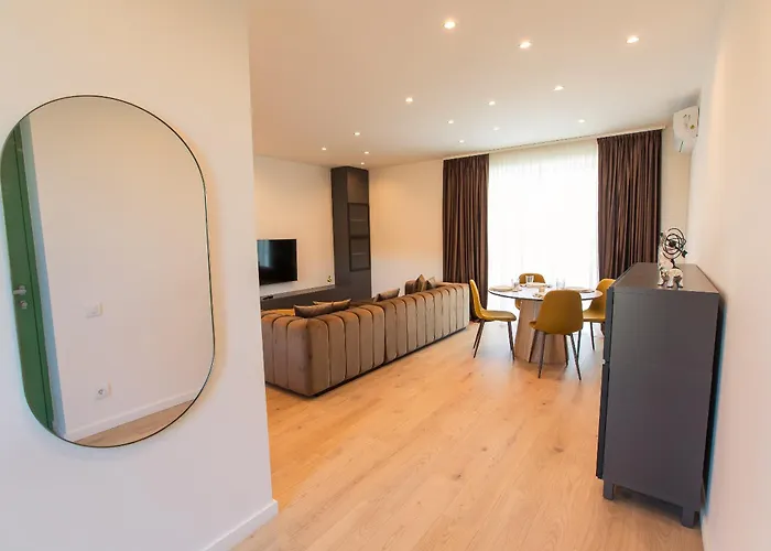 Roots Three - Modern Lakeview Apartment *