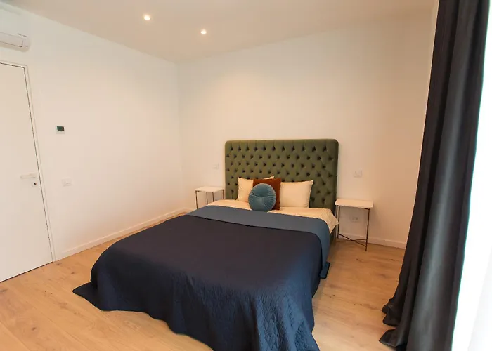 Roots Three - Modern Lakeview Apartment *