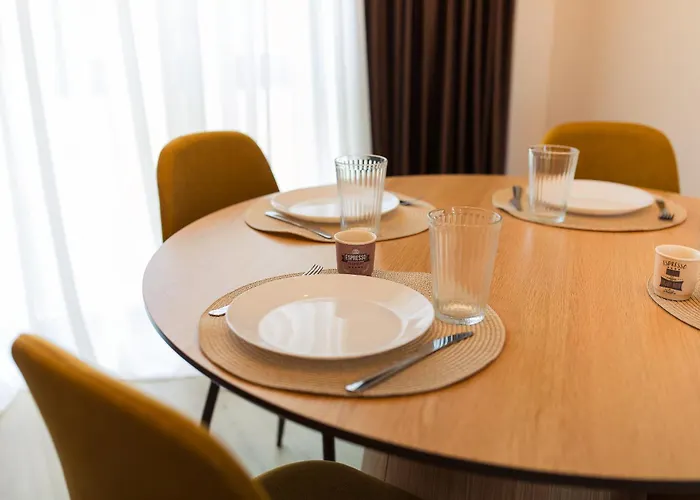 Roots Three - Modern Lakeview * Bukurešť