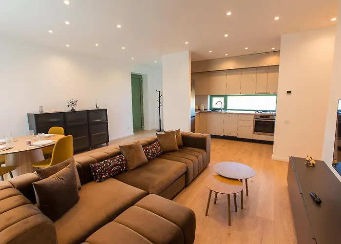 Roots Three - Modern Lakeview Apartament