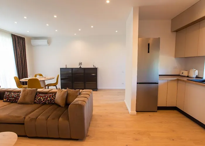 Apartment Roots Three - Modern Lakeview