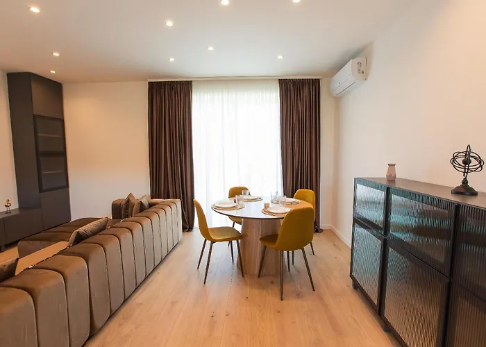 Roots Three - Modern Lakeview Apartman *