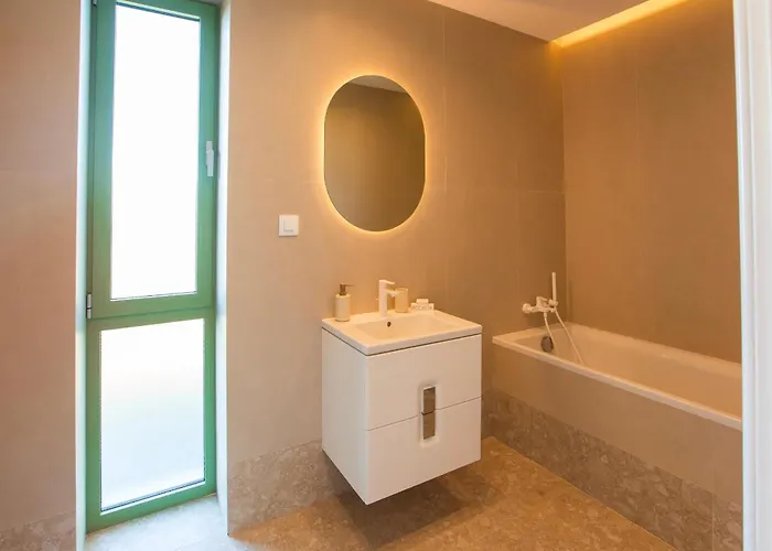 Roots Three - Modern Lakeview Apartman