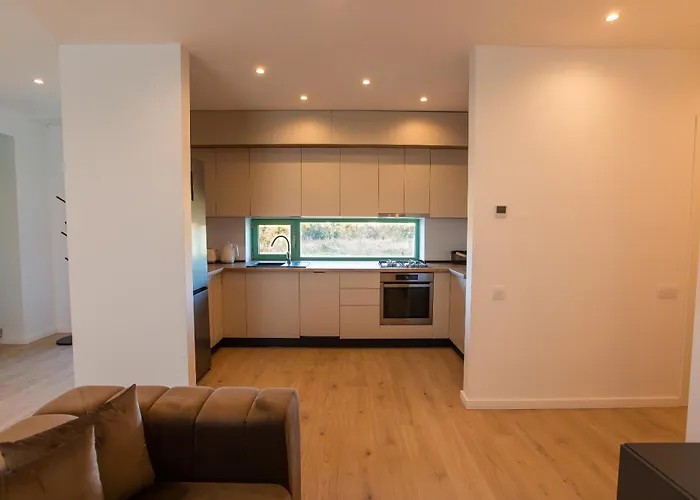 Roots Three - Modern Lakeview Apartman *