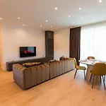 Roots Three - Modern Lakeview Bukarest