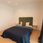 Roots Three - Modern Lakeview Apartman *
