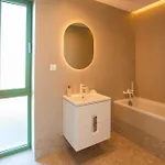 Roots Three - Modern Lakeview Apartman